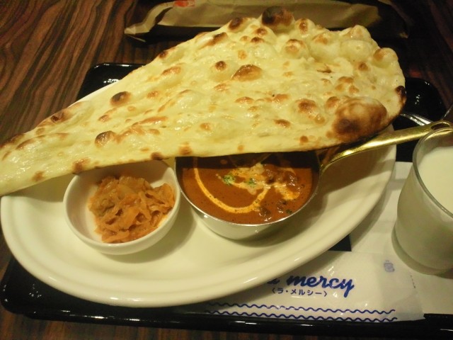タンドールガル　チキンカレーとつけあわせ