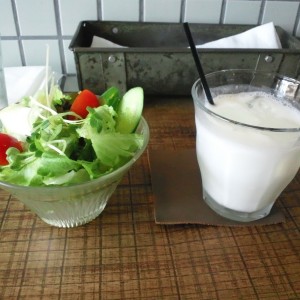 サジロカフェ サラダとラッシー サジロカフェ サラダとラッシー