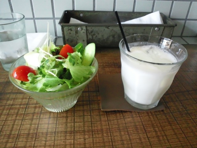 サジロカフェ　サラダとラッシー