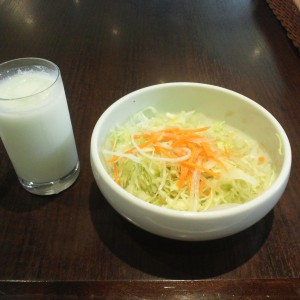 コバラヘッタ　サラダとラッシー